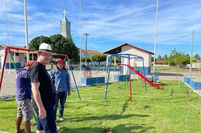 Prefeitura de Sigefredo Pacheco (PI) instala playground na praça Nossa Senhora da Conceição